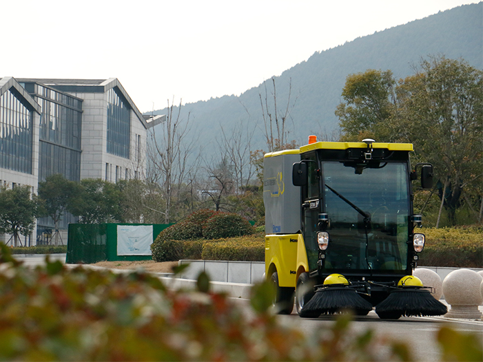 徐工無(wú)人駕駛掃路機(jī)在徐州珠山藝術(shù)街區(qū)作業(yè)